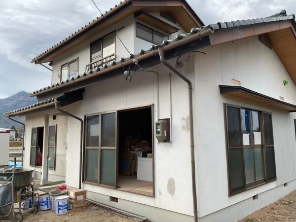 長野県松本市にて外壁塗装〈築40年戸建ての塗り替え工事〉 施工前