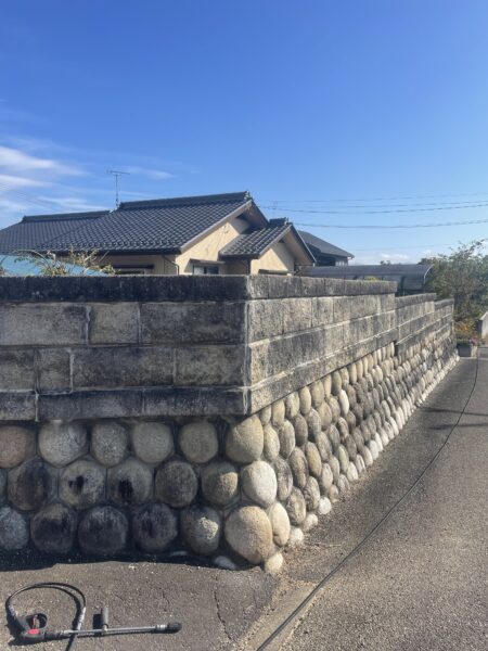 安曇野市穂高にて塀の汚れ除去〈高圧洗浄〉 施工前