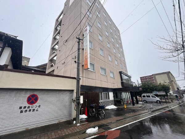 松本市にてホテルの外壁塗装〈ひび割れ・汚れメンテナンス〉 施工前