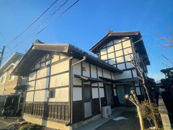 松本市にて外壁塗装・屋根塗装〈汚れた漆喰のメンテナンス〉 施工前