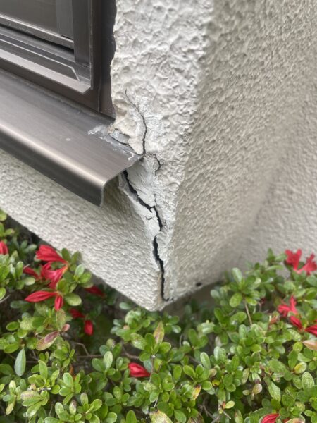 長野県塩尻市にて外壁塗装・屋根塗装〈外壁のひび割れ・色褪せのお悩み〉 施工前