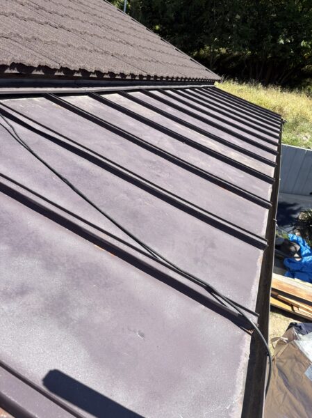 安曇野市にて屋根塗装〈屋根の色褪せ・金属屋根塗装〉 施工前