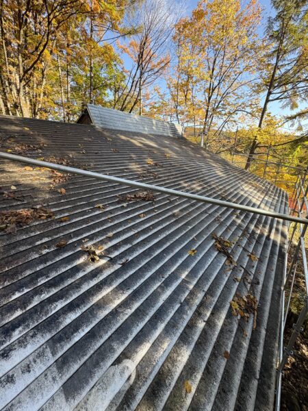 松本市にて屋根塗装工事〈屋根の色褪せ・金属屋根〉 施工前