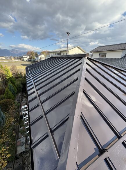 松本市にて屋根塗装〈折板屋根の色褪せ・錆のお悩み〉 施工後