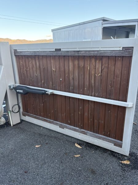 安曇野市にて木部塗装工事〈木部の色褪せ〉 施工前