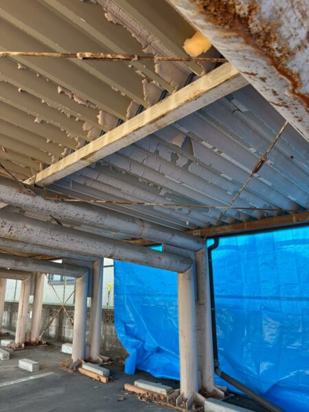 安曇野市にて屋根洗浄〈断熱材がポロポロ剥がれ落ちる〉 施工前