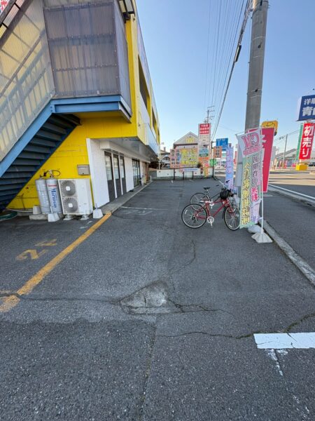 松本市にて駐車場の白線塗装〈店名の文字塗装〉 施工前