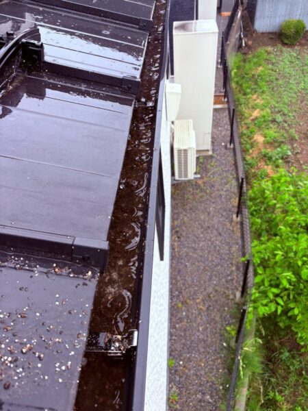 長野県松本市にて屋根の洗浄作業〈屋根に付着した鳥のフンを高圧洗浄で除去〉 施工前